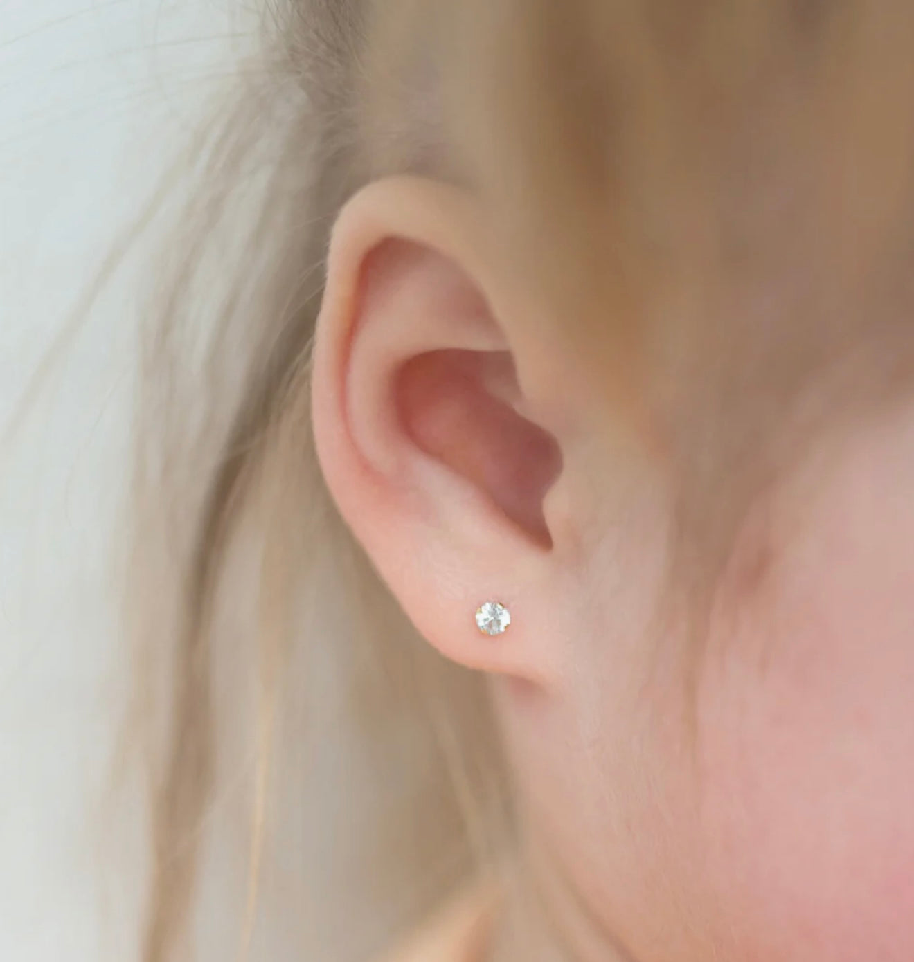 Aritos en oro de 14k con rosca de seguridad, ideal para niña o piercing, solitario