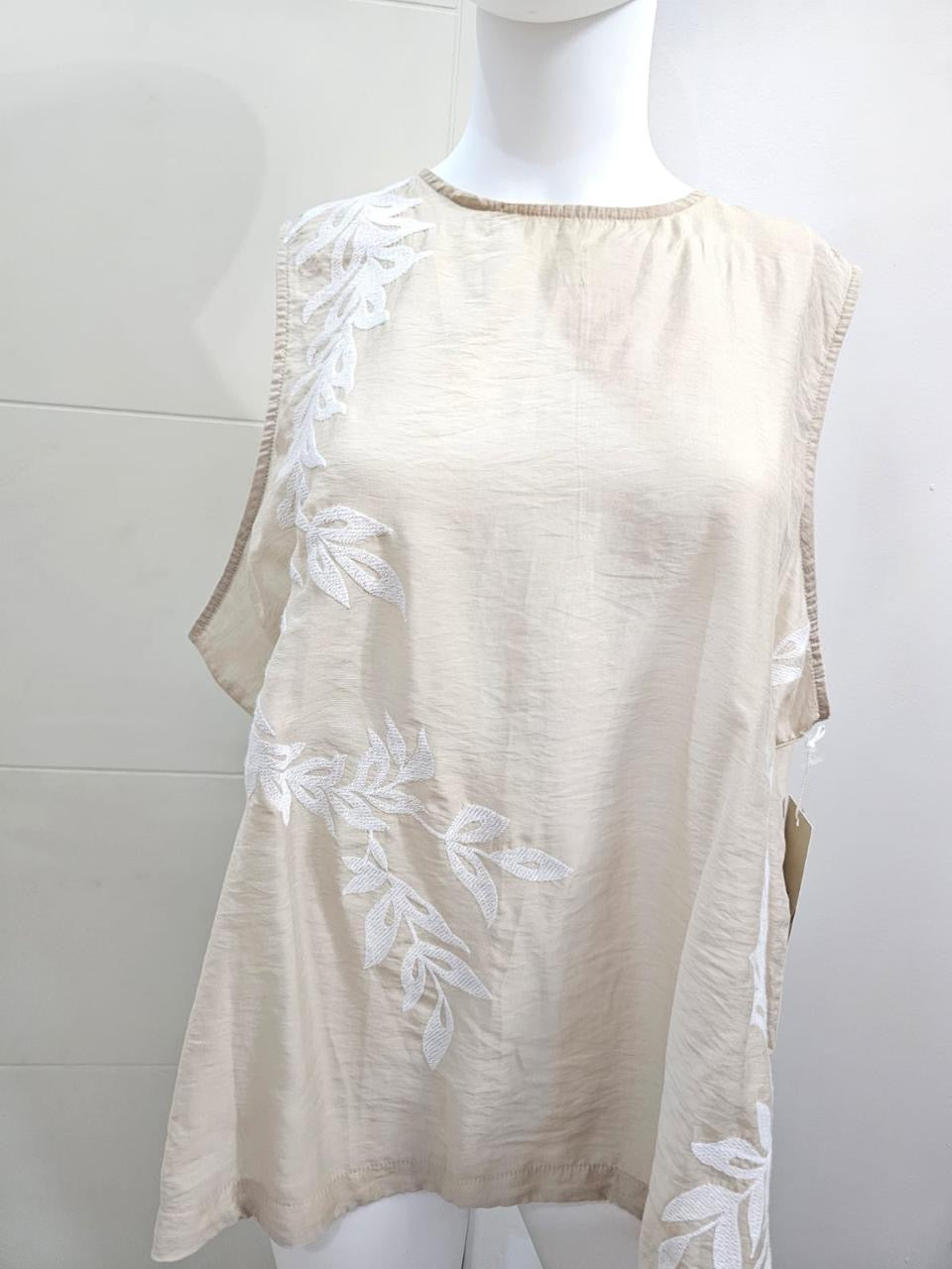 Worthington Blusa Sin Mangas con Hojas Bordadas Color Camel Talla 2XL