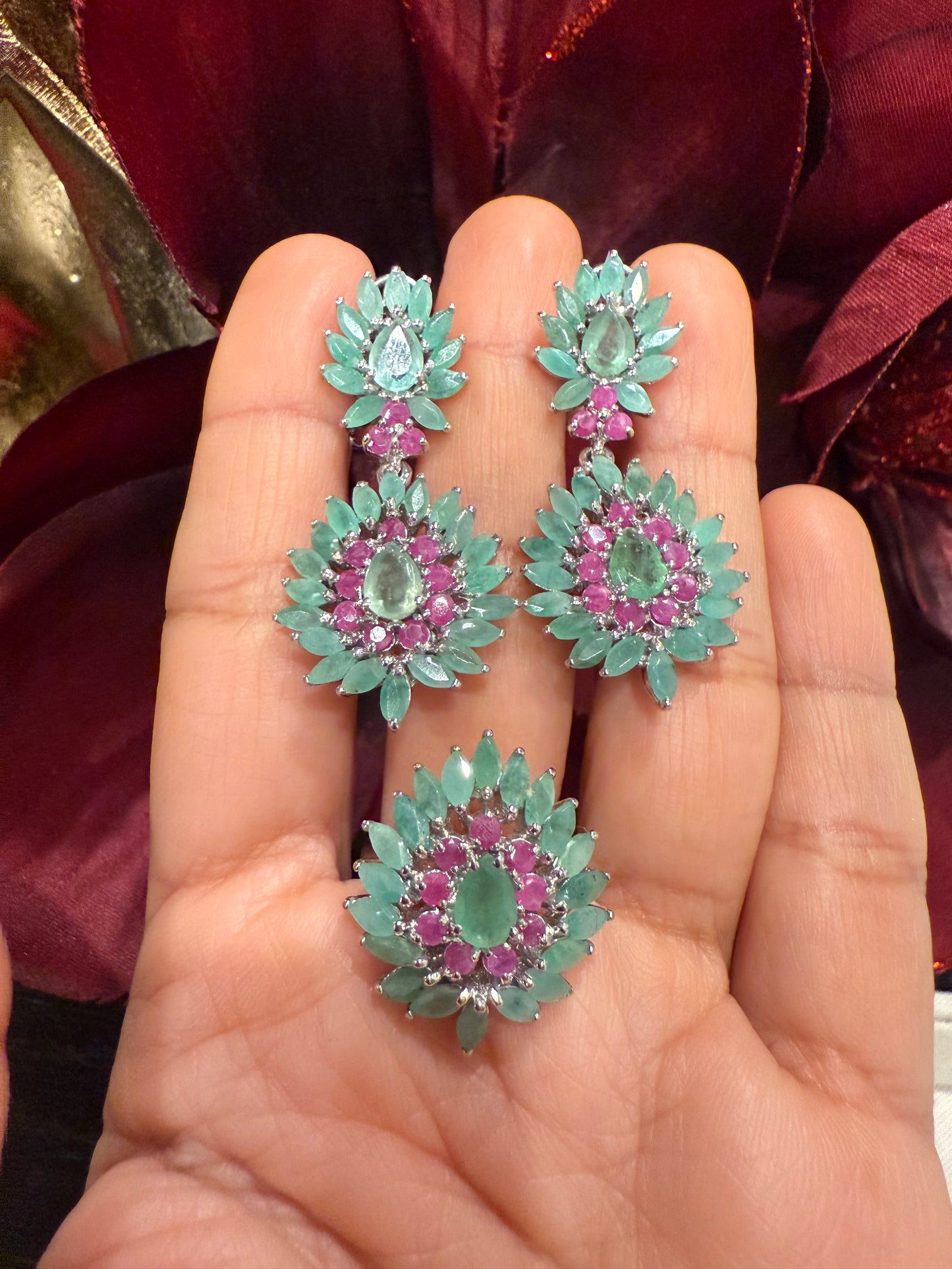 Juego de aretes y anillo en plata925 con esmeraldas y rubíes naturales talla 8