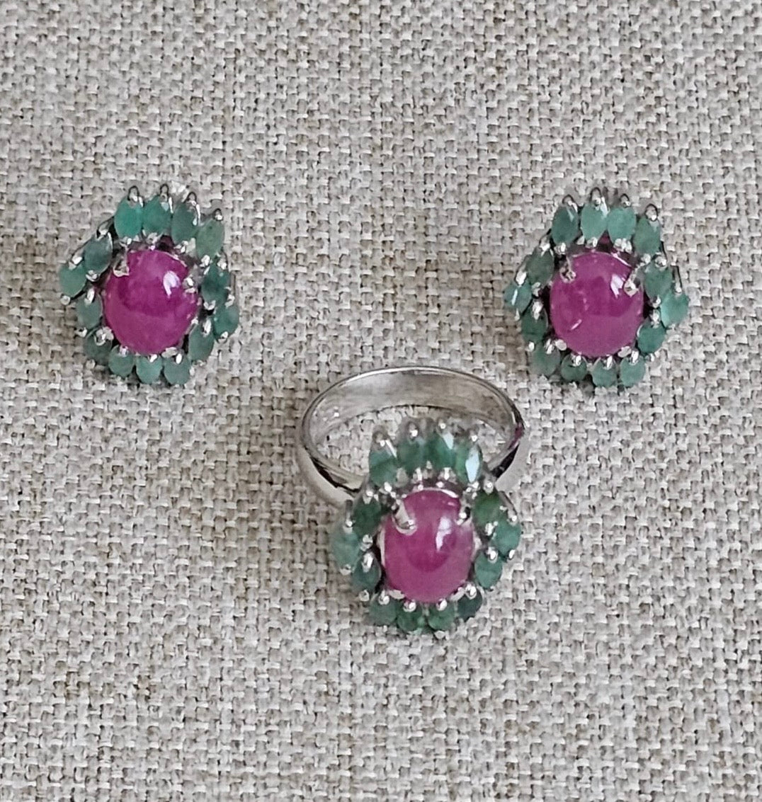 Juego de aretes y anillo Talla 8.5 en plata925 esmeraldas y rubí cabochon naturales