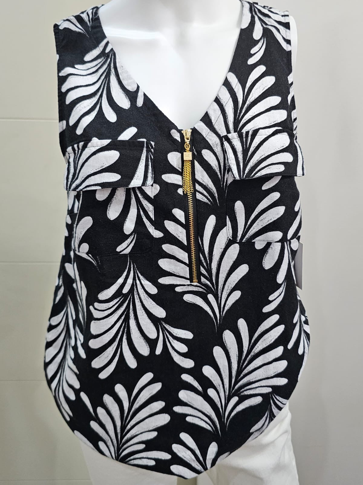 Ellen Tracy, Blusa estampada Negro y blanco con zipper enfrente talla S