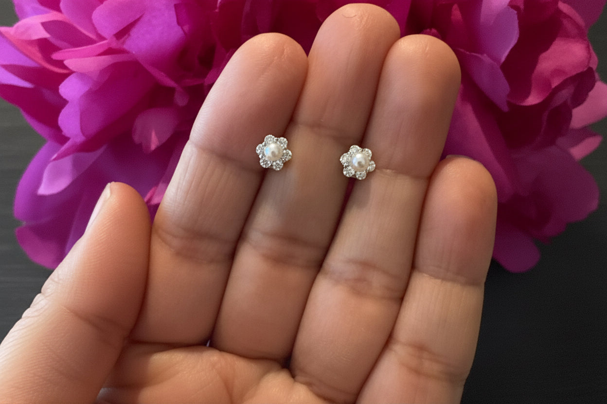 Aritos en forma de Flor con Perlitas Naturales en oro de 14k y Rosca de Seguridad