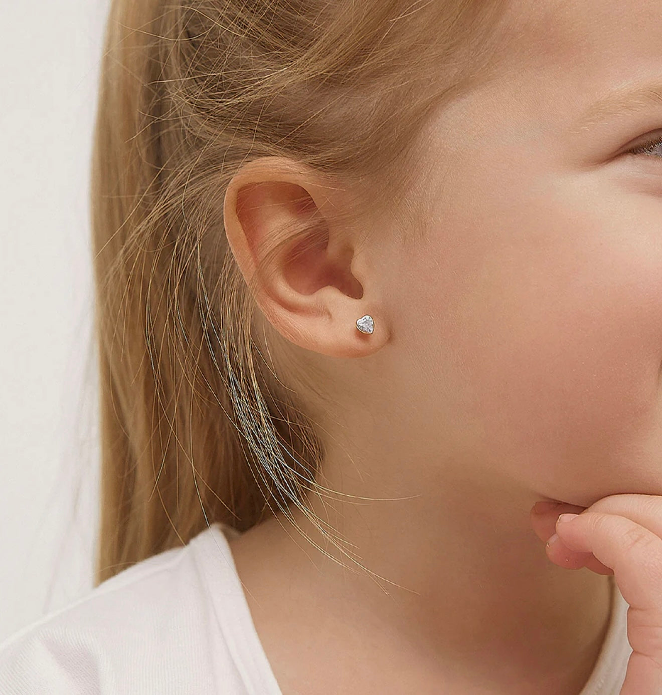 Aritos en oro de 14k con rosca de seguridad, ideal para niña o piercing, con forma de corazón