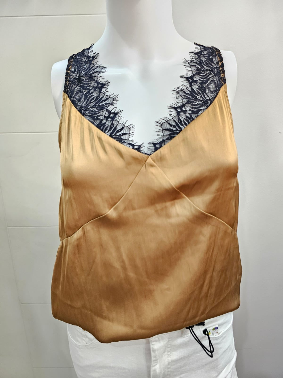 Worthington Blusa Sin Mangas de Satin con Encaje Negro