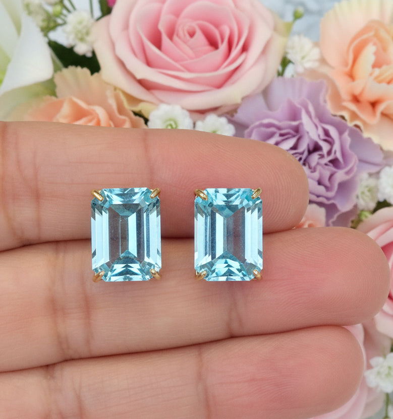Aritos en oro de 14k, topacios naturales en corte Esmeralda, pin y mariposa