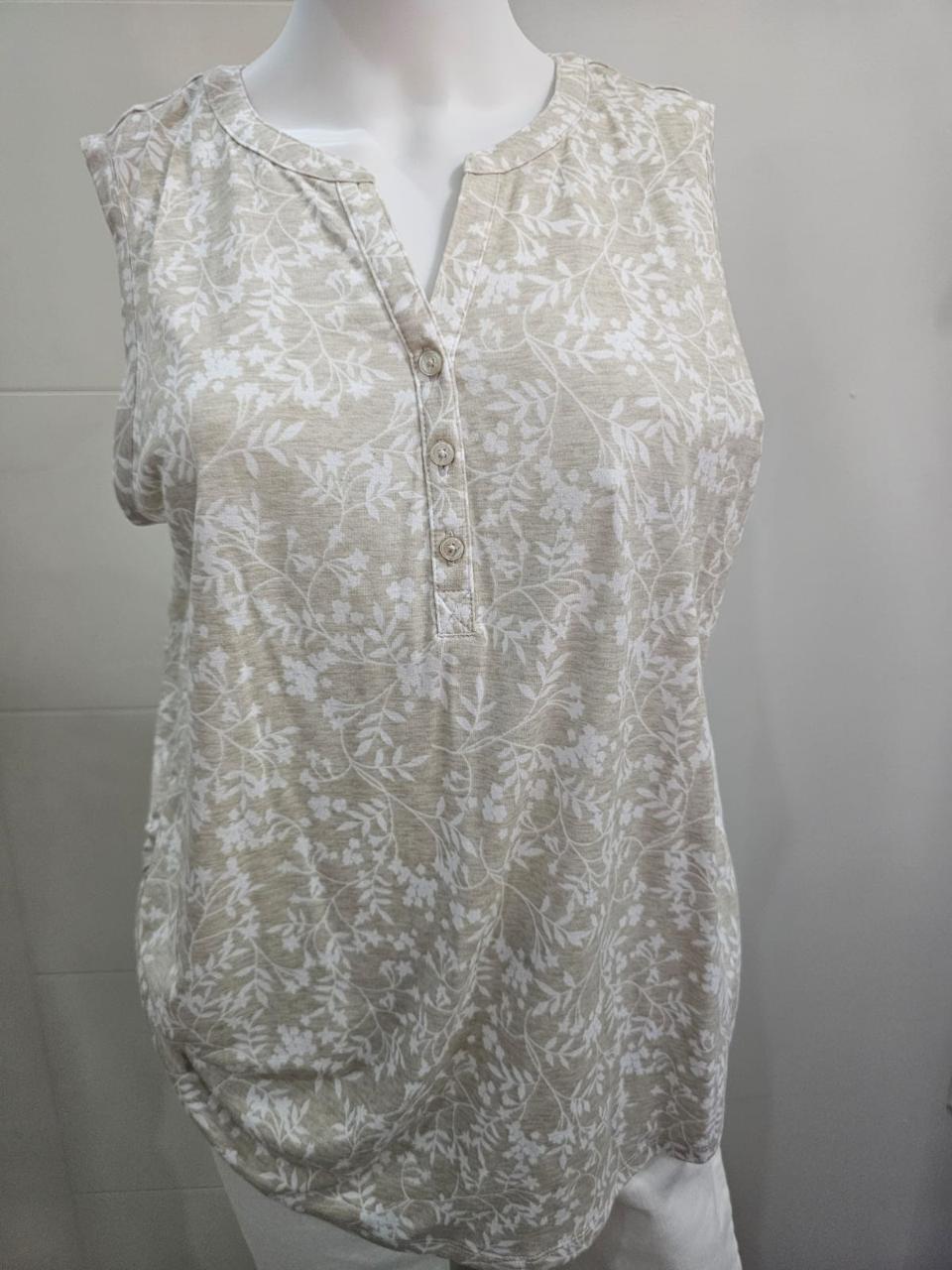 Liz Claiborne Blusa Estampada Color Camel con Flores Blancas, talla M