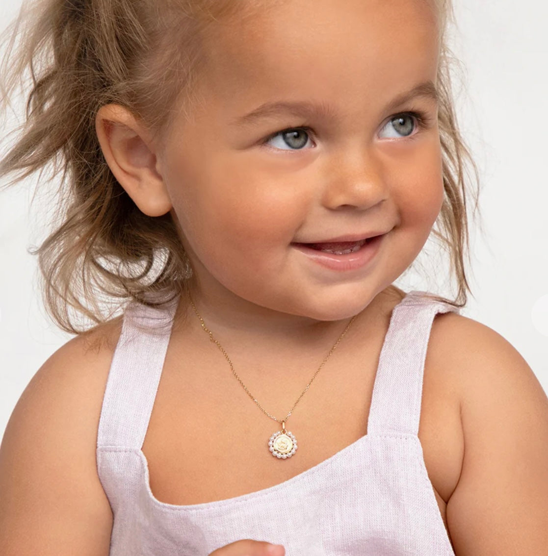 Cadena con medalla de Ángel de la guarda en oro de 14k y perlas