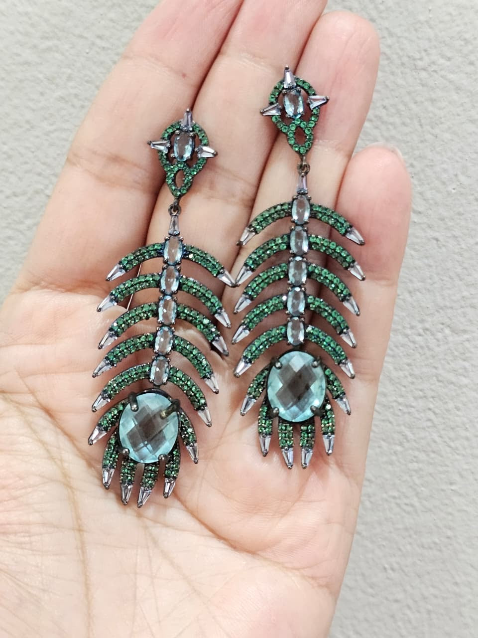 Aritos largos en plata925 con baño de rodhio negro y Zircones