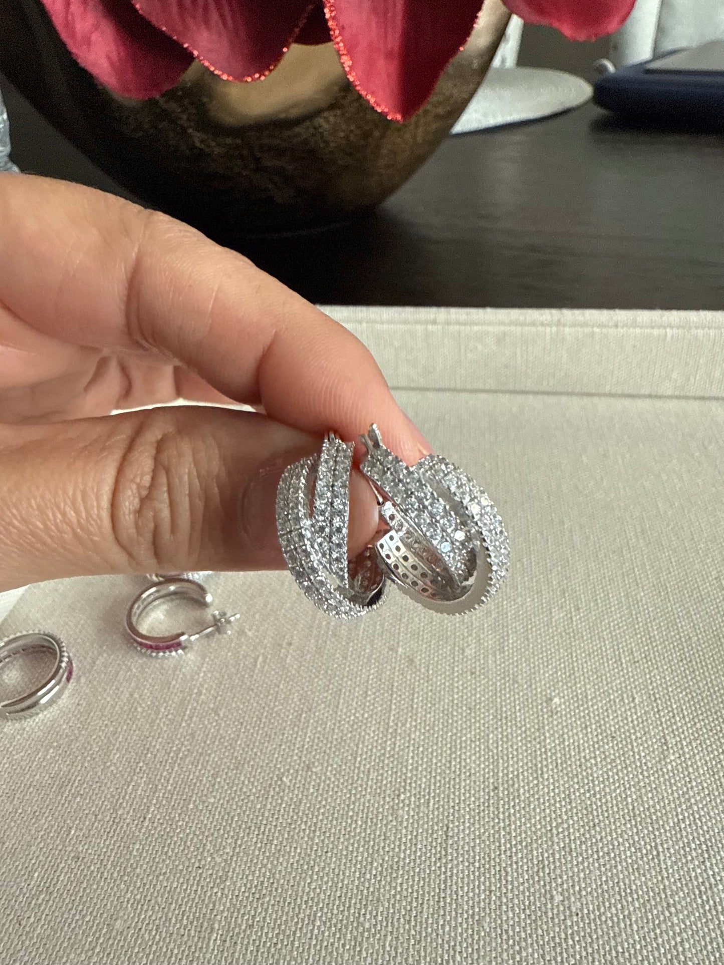 Argollas en forma cruzada de plata925 y Zircones