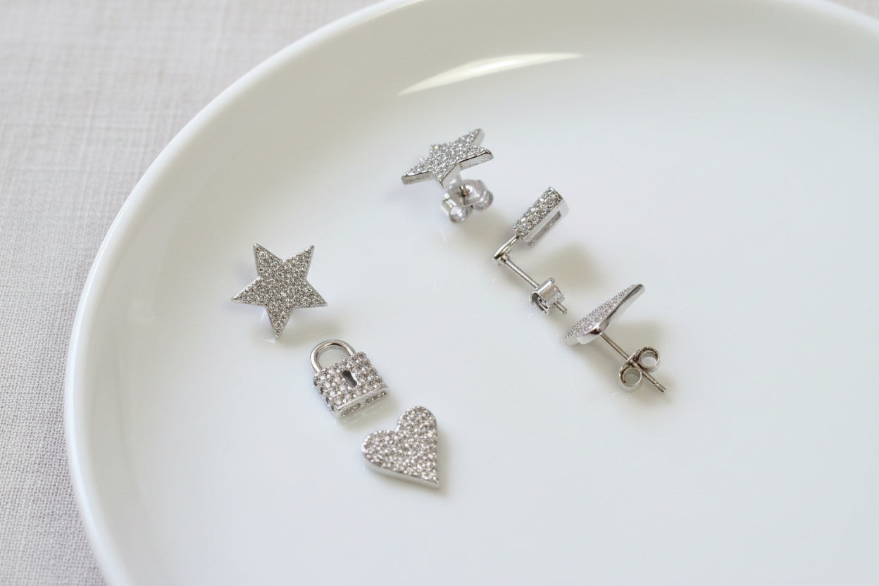 Aritos mini stud de formas de estrella, corazón, candado