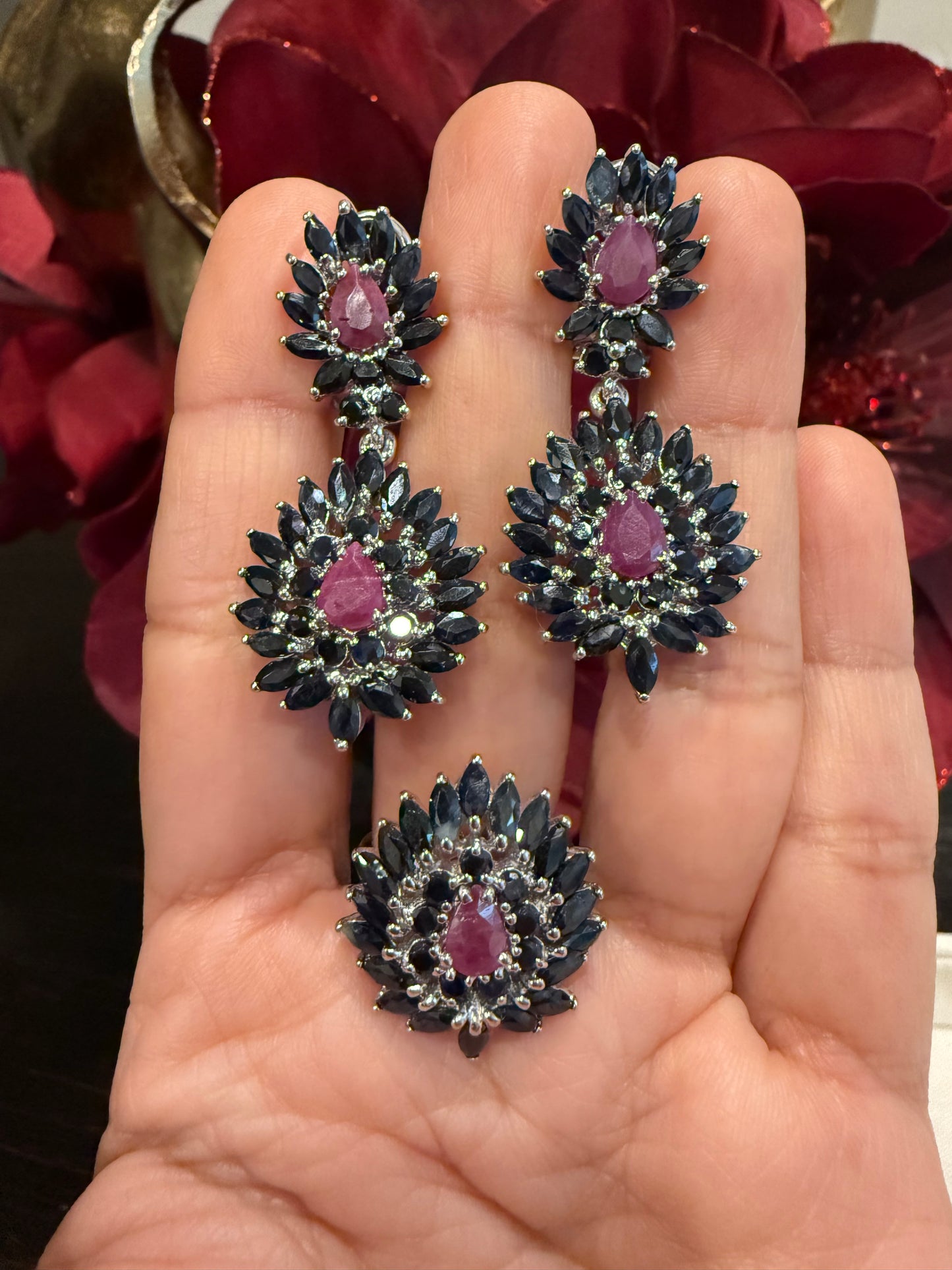 Juego de aretes y anillo en plata925 con zafiros y rubíes naturales talla 8