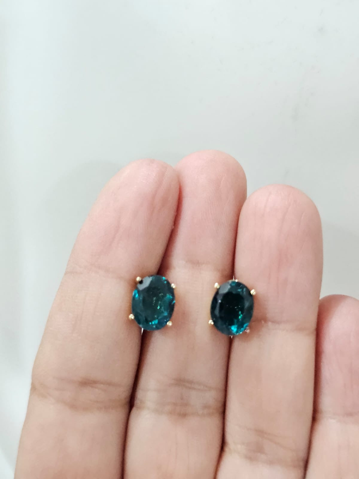 Aritos de quarzo azul natural, en baño de oro de 18k