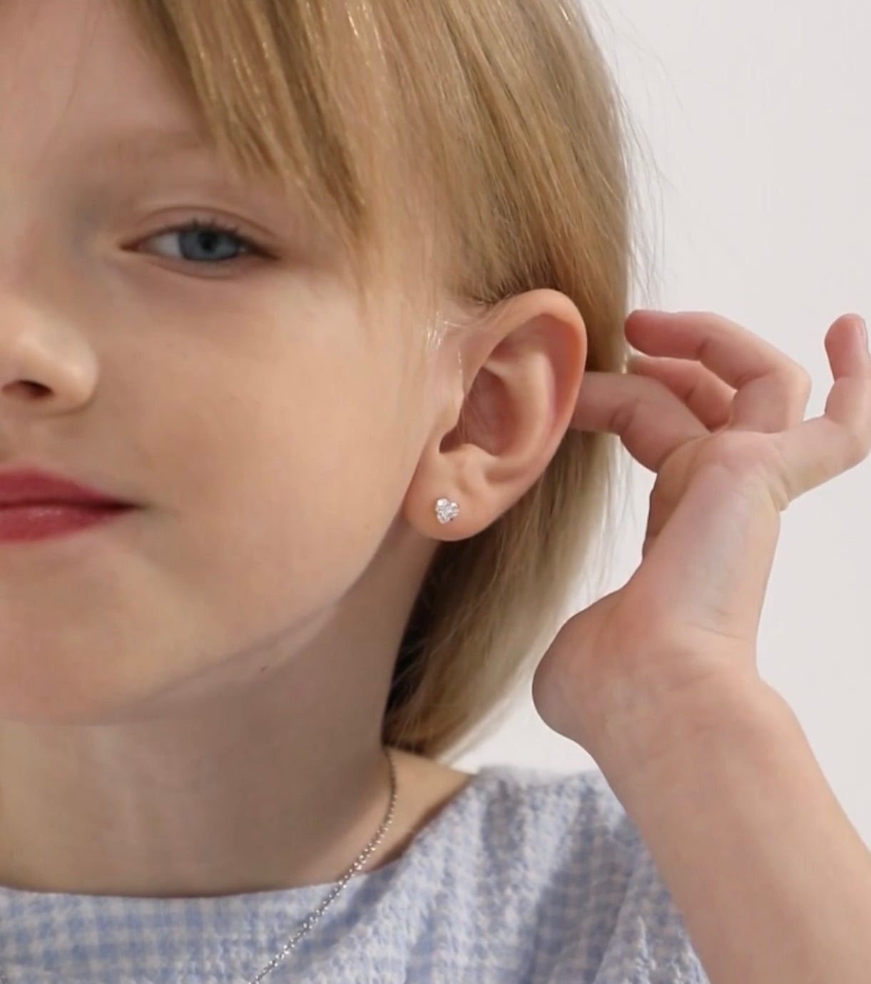 Aritos en oro de 14k con rosca de seguridad, ideal para niña o piercing, con forma de corazón