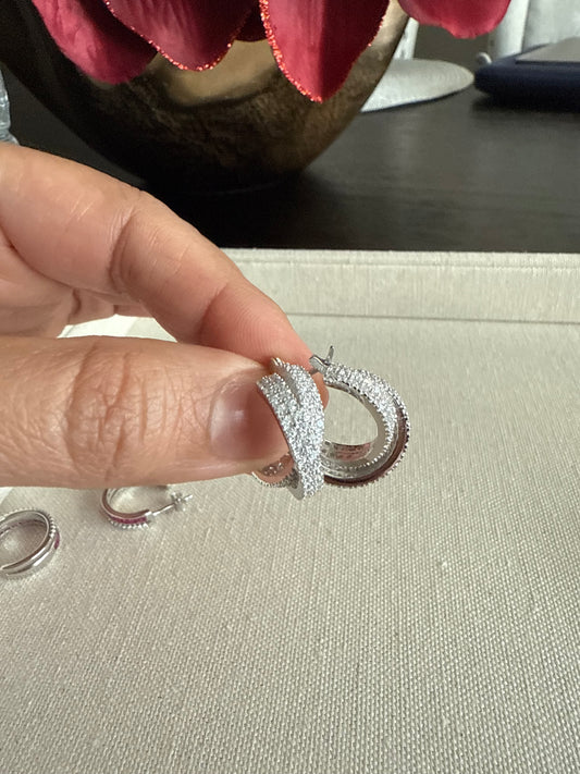 Argollas en forma cruzada de plata925 y Zircones