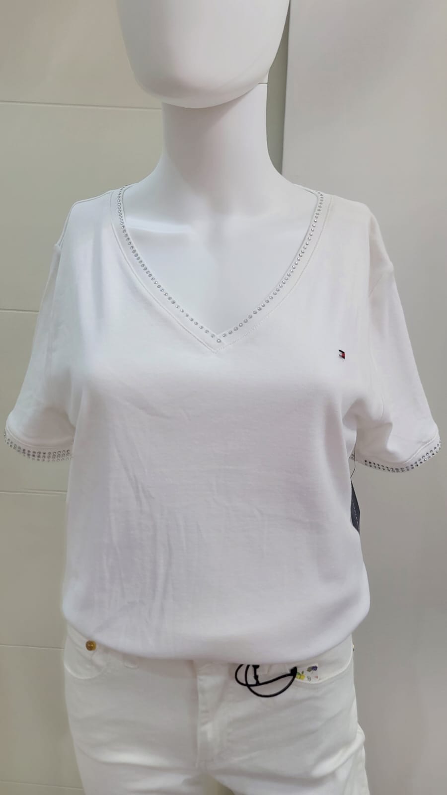 Tommy Hilfiger Camiseta Blanca Cuello V con Cristales