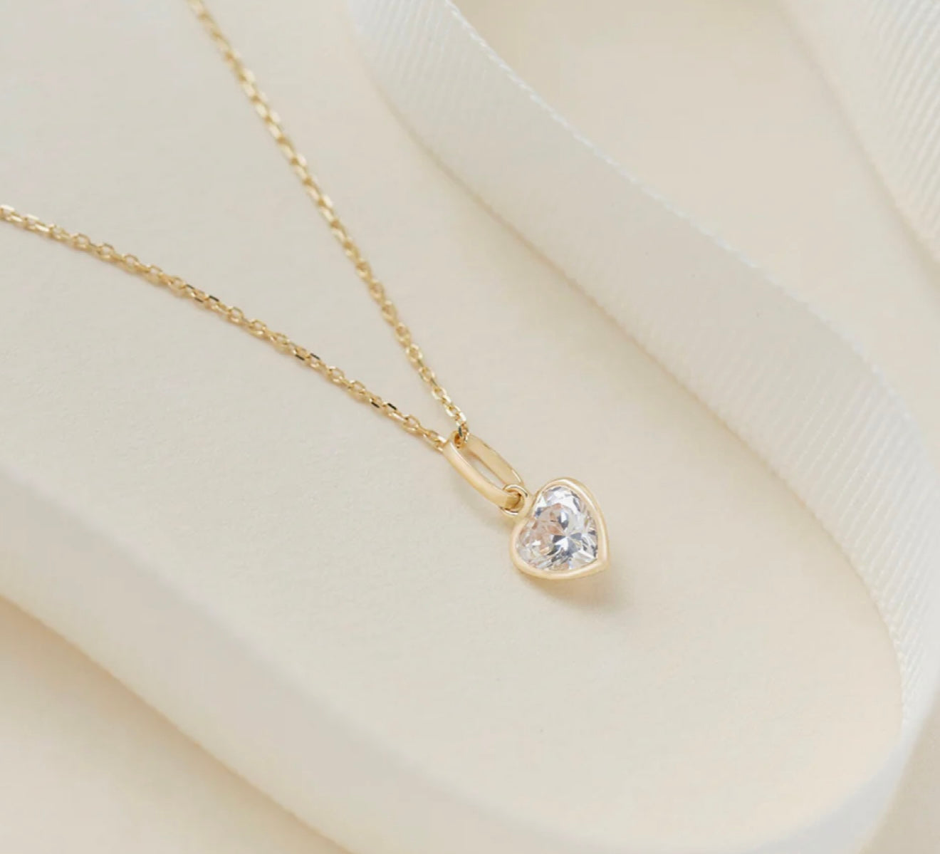 Dije en oro de 14k en forma de corazón