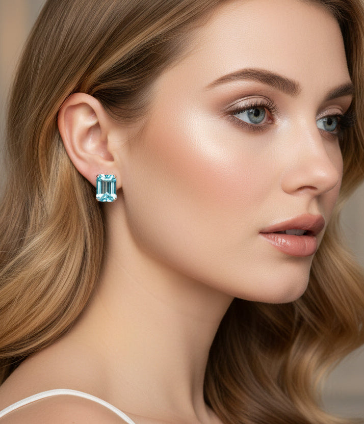 Aritos en oro de 14k, topacios naturales en corte Esmeralda, pin y mariposa