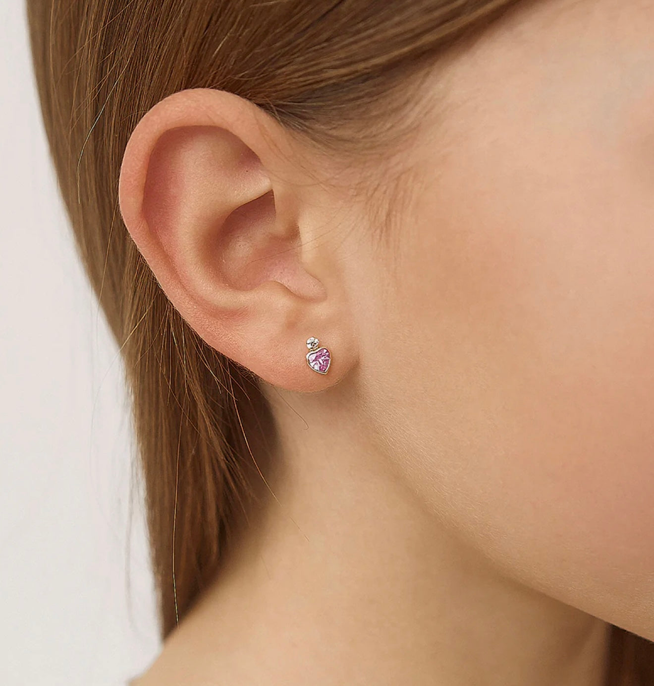 Aritos en oro de 14k con rosca de seguridad, ideal para niña o piercing, con forma de corazón