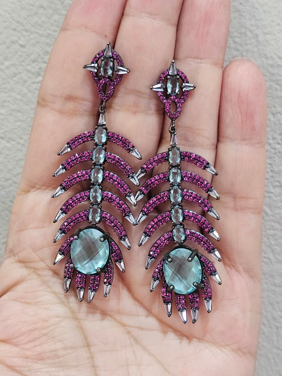 Aretes largos en Plata925 con baño de rodhio negro y Zircones