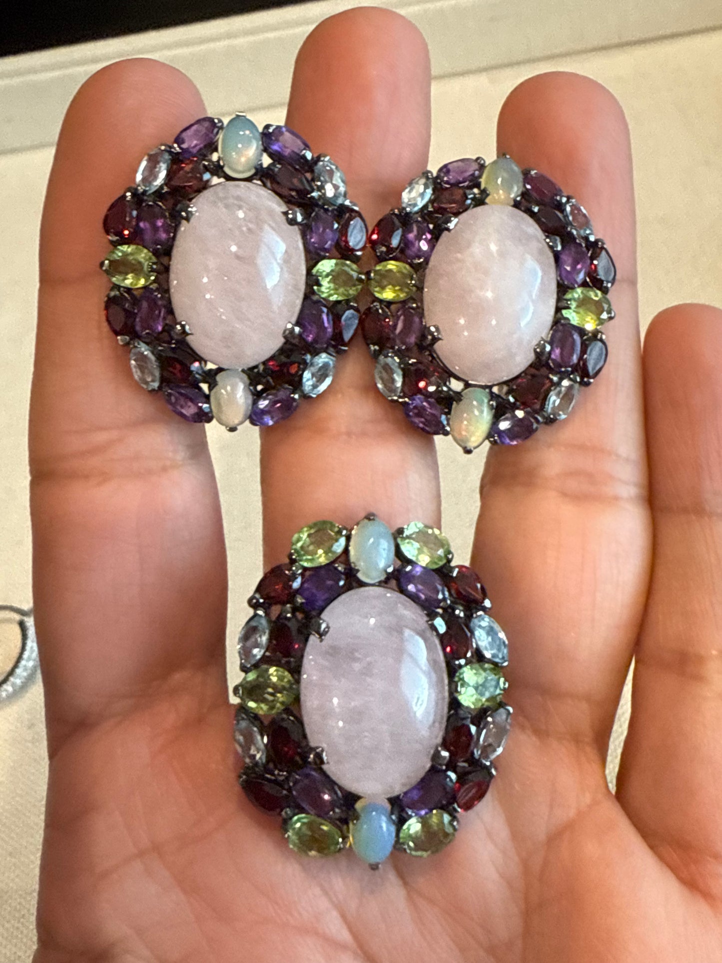 Juego de aretes y anillo en plata925 con baño de rodhio negro, Morganita, moosntone, topacios, amatistas y garnet natural , Talla 8