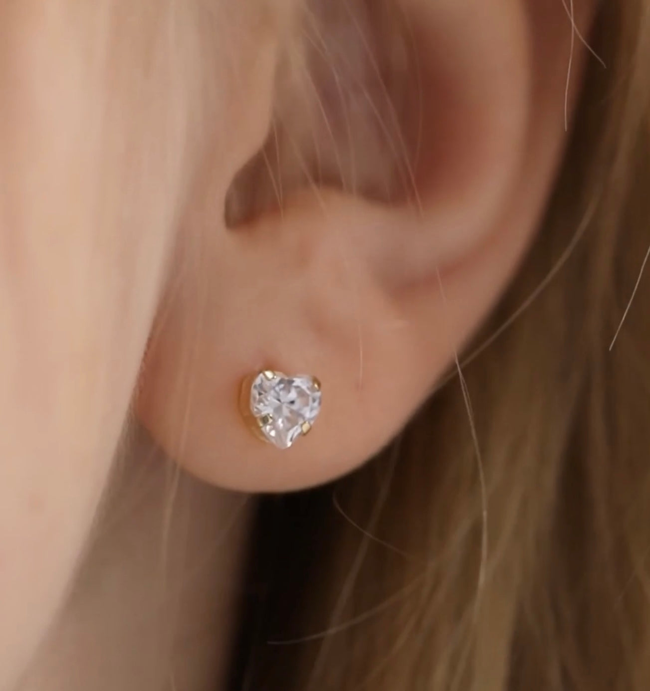 Aritos en oro de 14k con rosca de seguridad, ideal para niña o piercing, con forma de corazón
