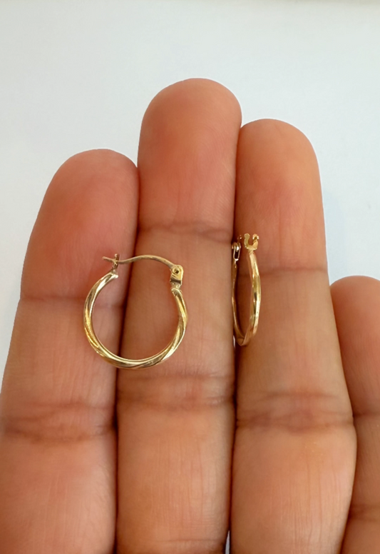 Argollas pequeñas twisted en oro de 14k