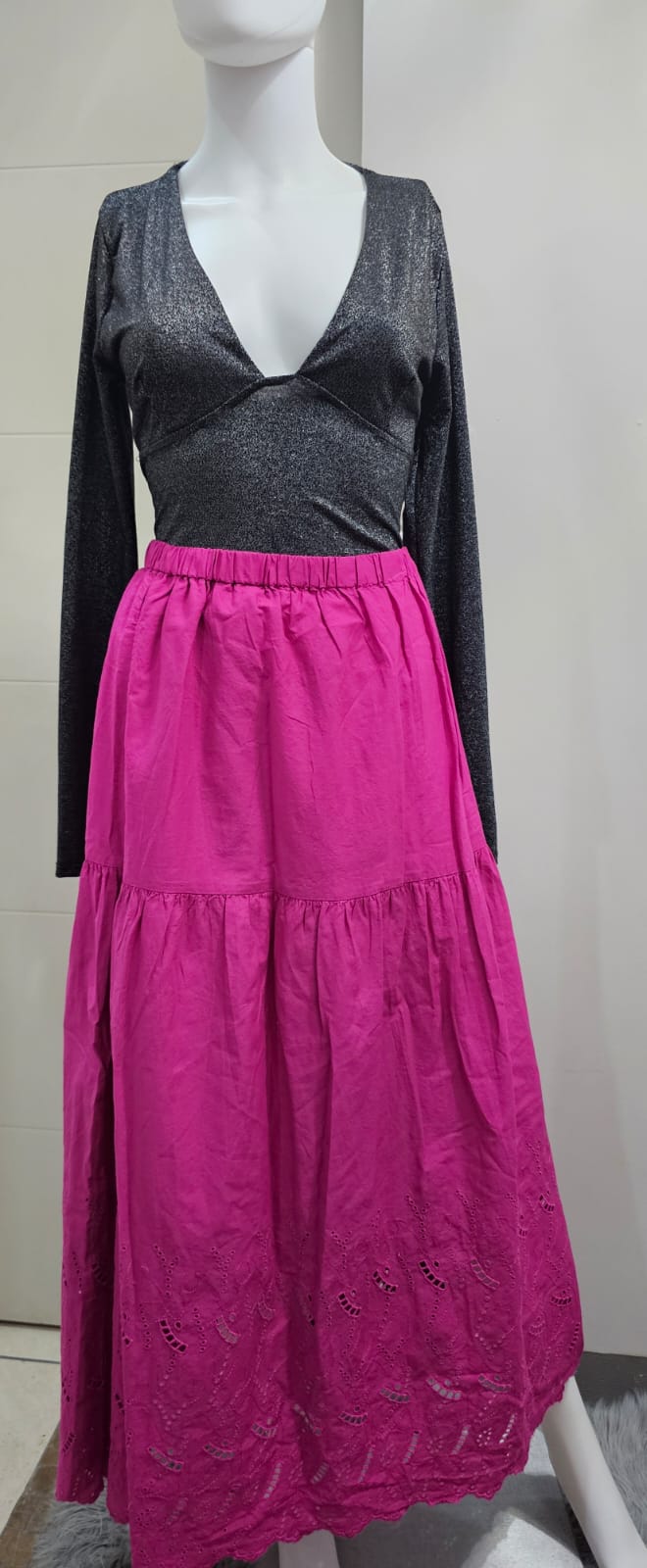 Falda Larga color Fucsia con Tira Bordada en la Parte de Abajo, Talla XL