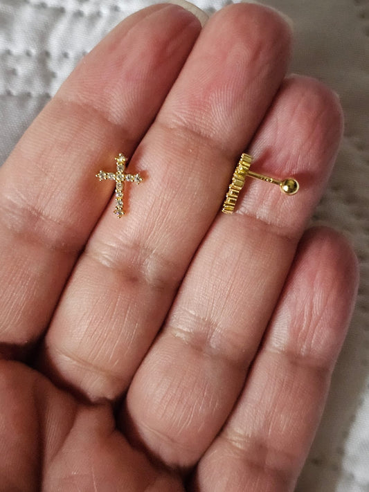 Aritos en forma de cruz con rosca de seguridad en plata925 con baño de oro