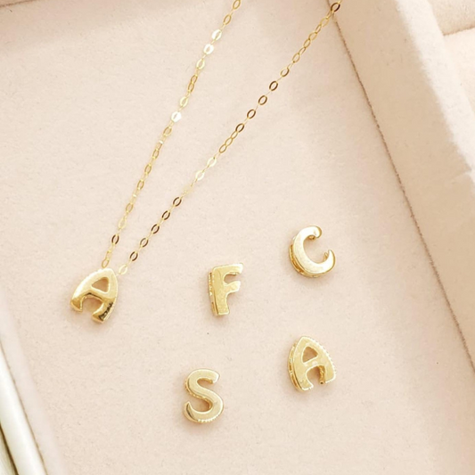 Iniciales de oro de 14k