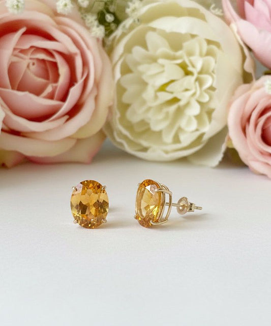 Aritos de citrinas corte óvalo en oro de 14k con flores