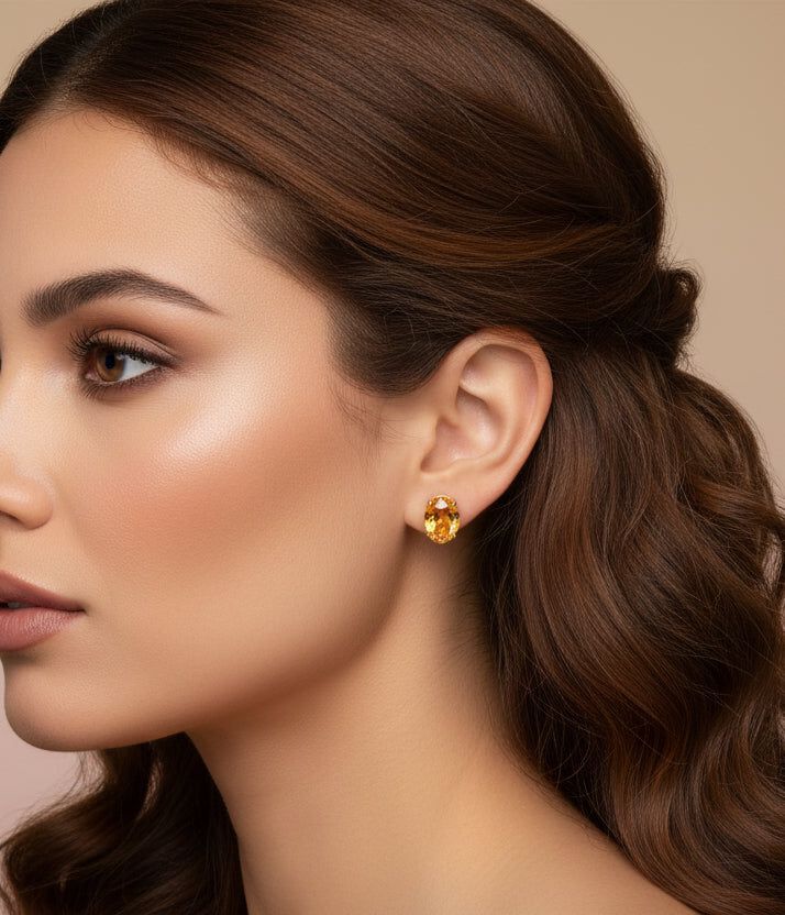 Modelo con aritos de citrina óvalo en oro de 14k
