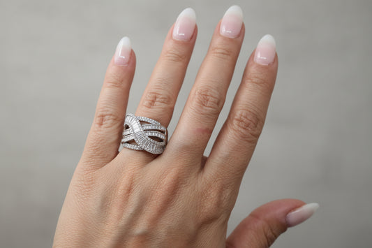 Joyería Fina, para toda ocasión } from {sisters jewelry} - Just $1650.00! ShopAnillo entrelazado con zircones baguette now at Sister'sJewelrySister'sJewelryAnillos