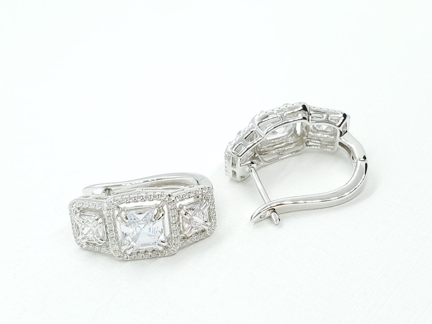 Exquisita joyería, para elevar tu estilo! , sisters jewelry, Just $1600.00! ShopHuggies con zircones cuadrados now at Sister'sJewelrySister'sJewelry{TAGS
