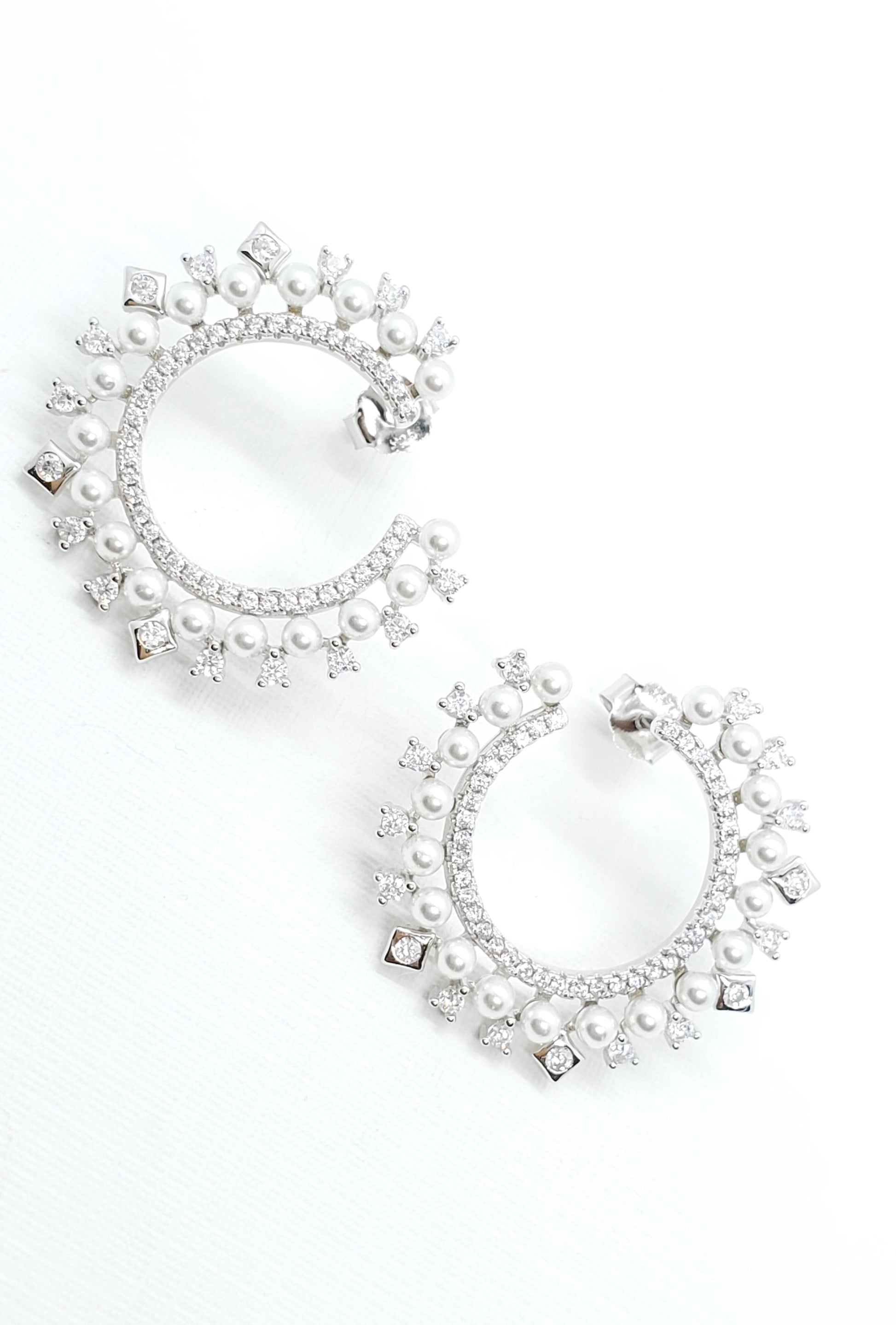 Joyería Fina, para toda ocasión } from {sisters jewelry} - Just $1200.00! ShopAritos de zircones y mini perlas now at Sister'sJewelrySister'sJewelryAritos